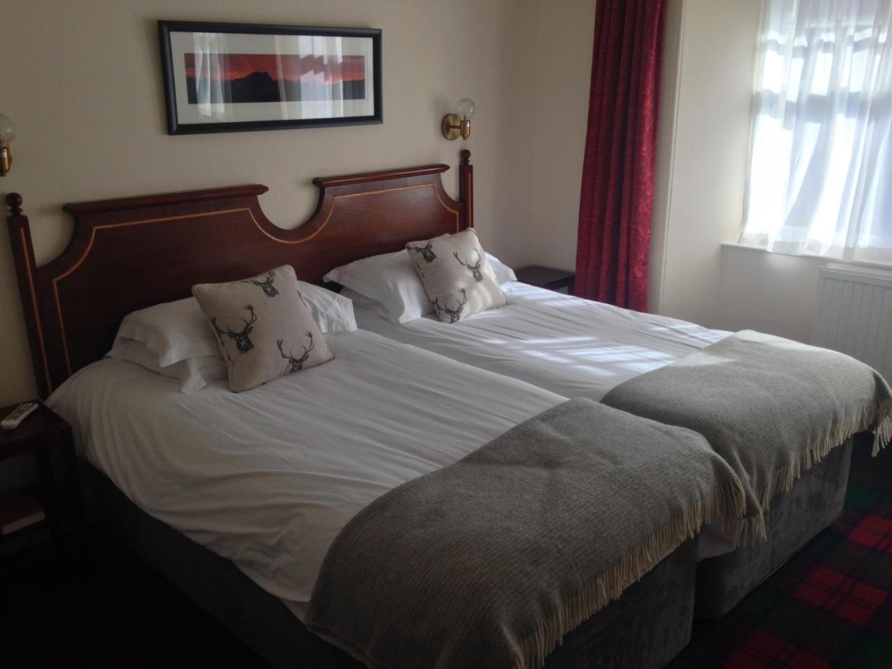 Highlander Inn Craigellachie Bagian luar foto